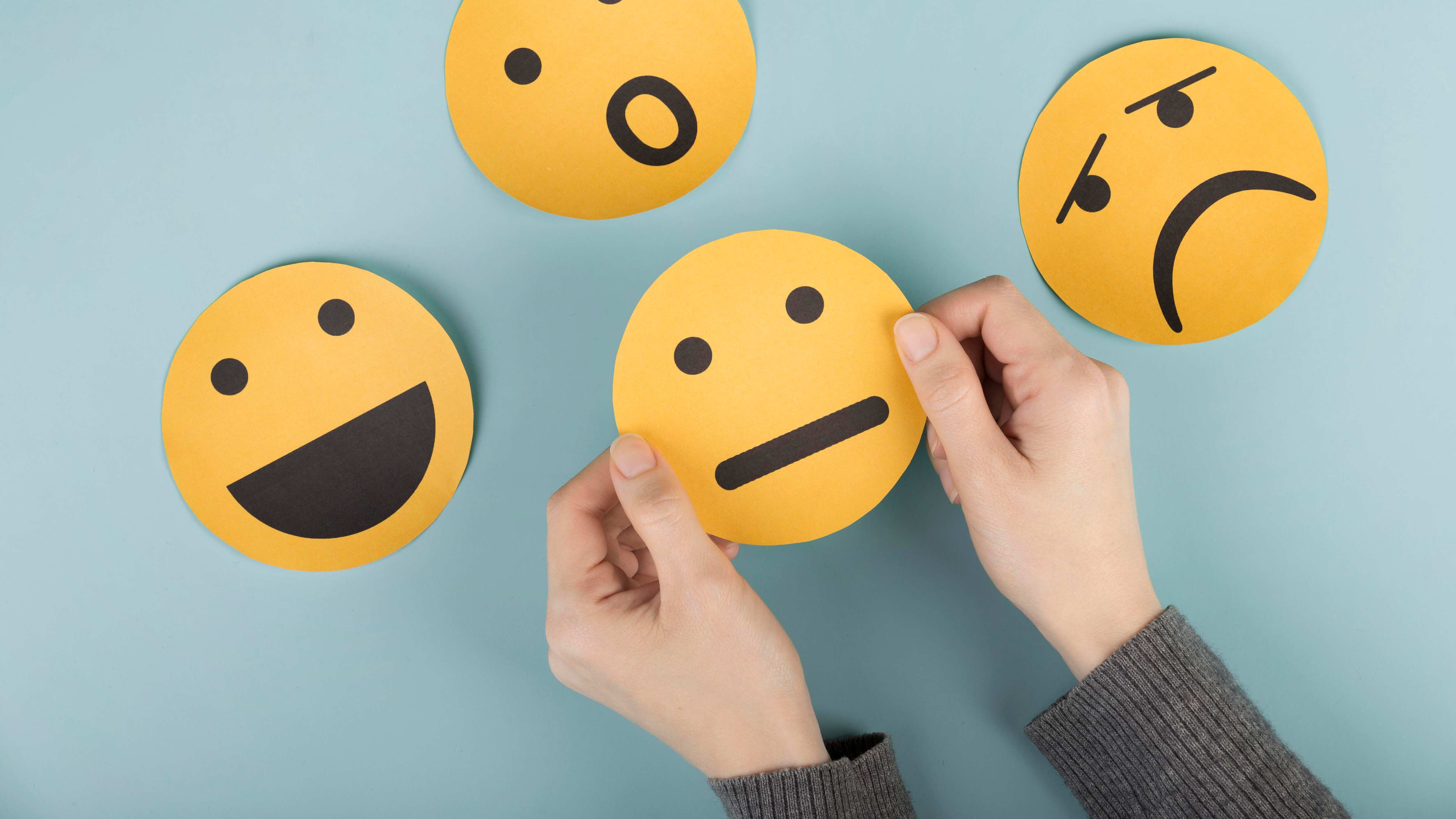 Se trata de una obra colectiva que reúne las reflexiones y experiencias de Mario Córdova, Norma Campos, Adrián Espinoza y Andrea Valenzuela, quienes abordan desde distintas perspectivas el mundo emocional y el bienestar interior. Foto: Freepik.