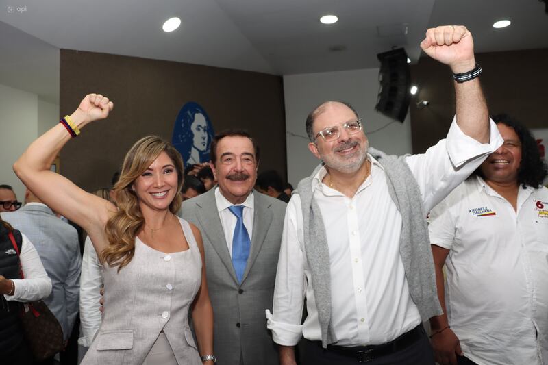 Henry Kronfle y Dallyana Passailague