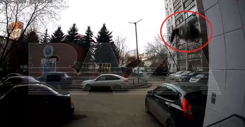 Abuela de 80 años sobrevive tras caer de un sexto piso en Rusia