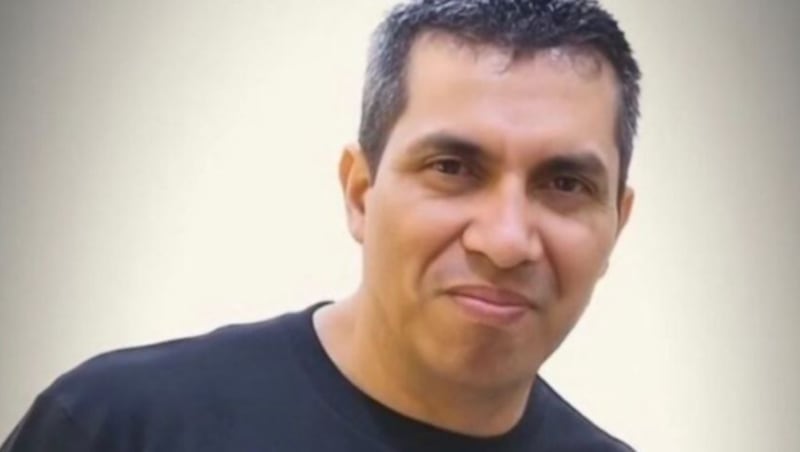 Hombre apuñala a su pareja y a una amiga tras negarse a reconciliación