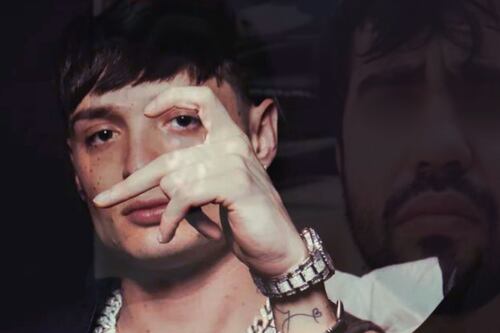 Unos misteriosos panfletos con el rostro de Peso Pluma cayeron del cielo y lo vinculan con el Cartel de Sinaloa