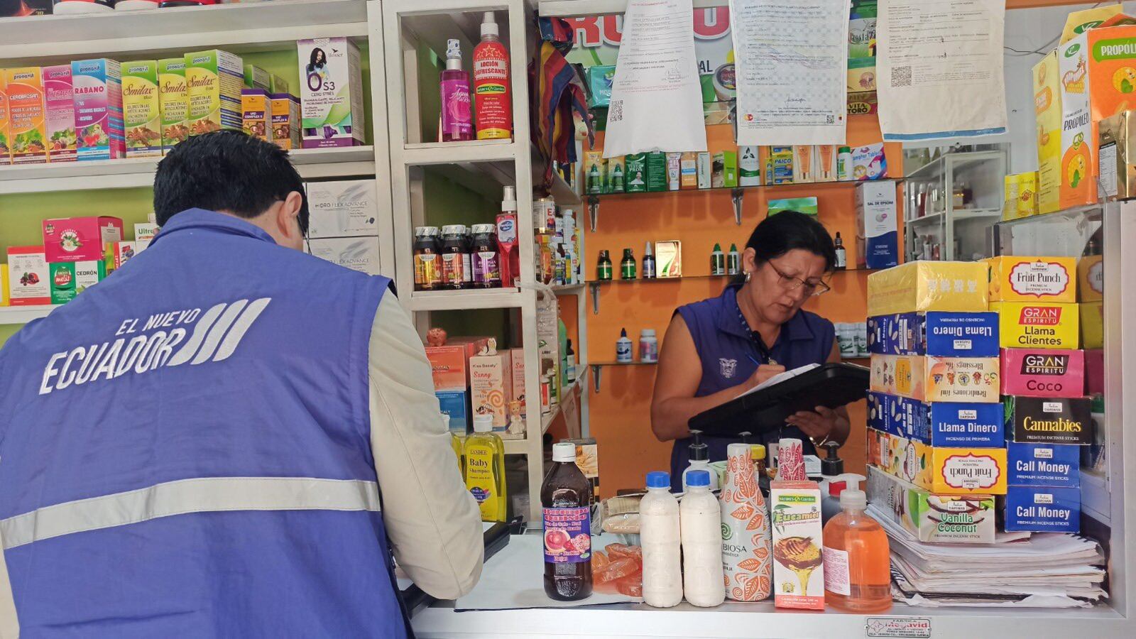 Clausuran tienda naturista en Gualaceo por uso de medicamentos con alerta sanitaria