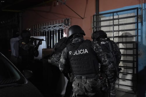 ¿Los civiles recibirán indultos automáticos por combatir al crimen en el conflicto armado interno?
