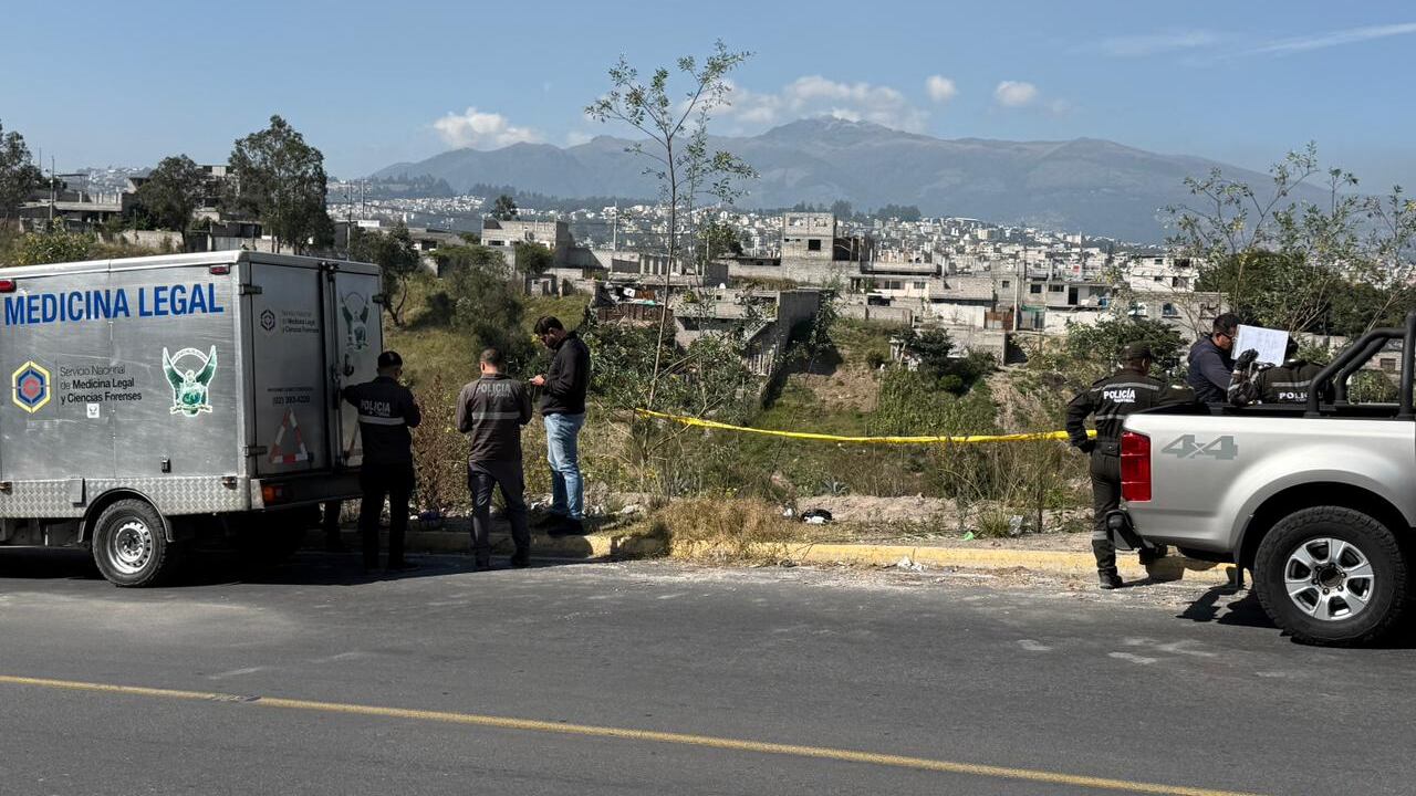 Hallan cuerpo sin vida envuelto en tela y plástico en el norte de Quito