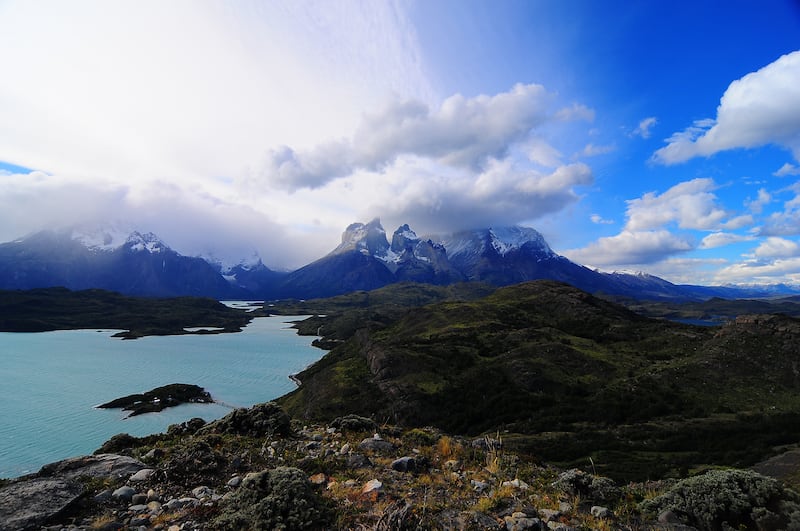 Vistas Generales Torres del Paine | Las Torres del Paine se ubican a 312 Klm al Norte de Punta Arenas, ciudad capital de la Duodecima Region de Magallanes y Antartida Chilena. El Parque Nacional tiene una superficie de 242.242 klm, es uno de los parques mas importantes del pais y el tercero en cantidad de visitas, de las cuales el 75 % es extranjero. El Parque fue creado el 13 de mayo de 1959 y en 1978 la Unesco lo declaro Reserva de la Biosfera.