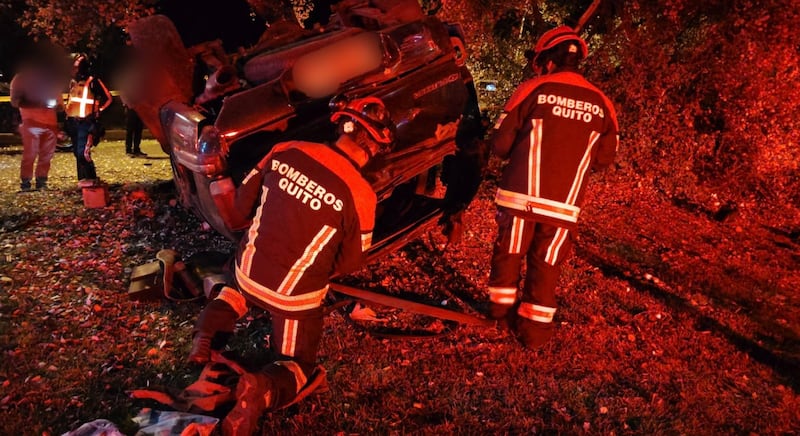 Tres personas resultaron heridas tras volcamiento de un auto en la Mariscal Sucre