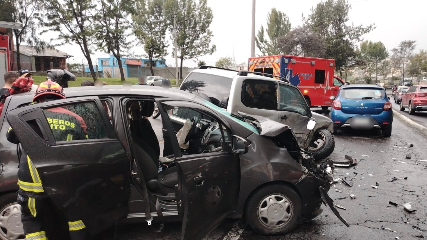 Cuatro personas resultan heridas en accidente de tránsito antes del ingreso al túnel de San Juan, en Quito