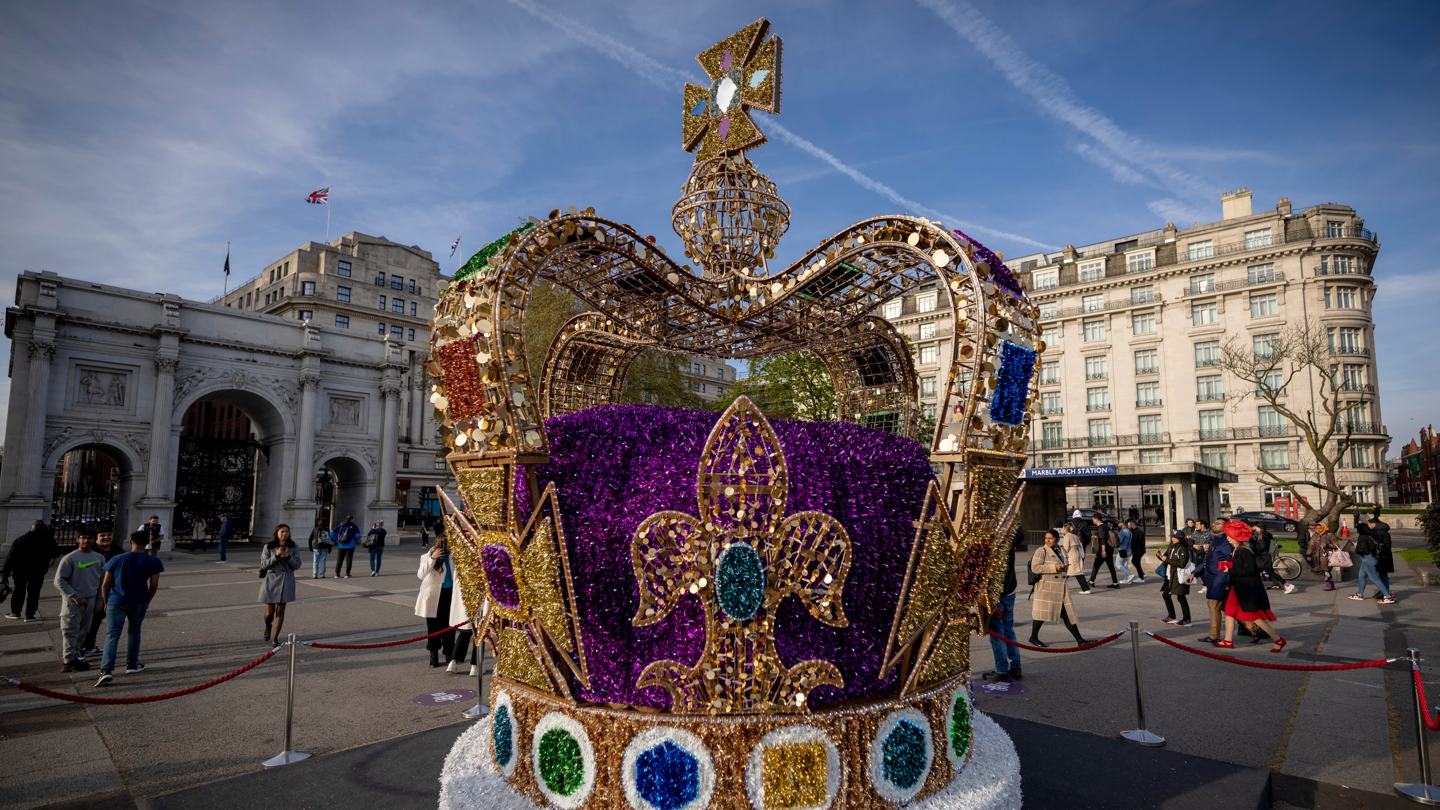 La gente camina frente a una instalación de arte que representa la corona de San Eduardo en el centro de Londres, el miércoles 3 de mayo de 2023. La coronación del rey Carlos III tendrá lugar en la Abadía de Westminster el 6 de mayo. (Foto AP/Vadim Ghirda)