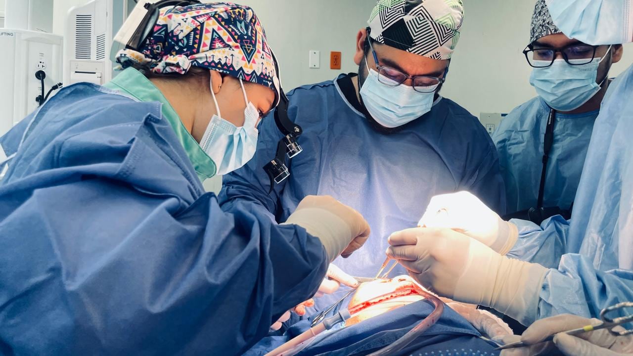 La intervención duró cerca de nueve horas y permitió reconstruir el rostro de un paciente con fracturas faciales severas consideradas de alta complejidad médica.