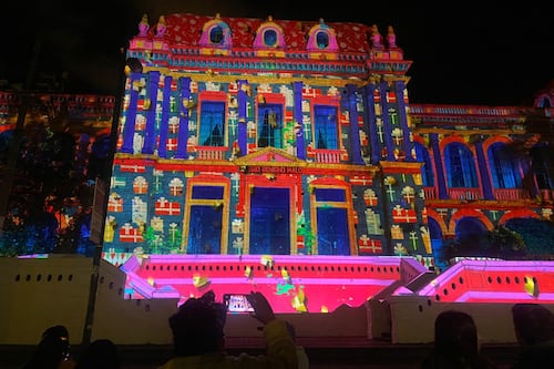 Cuenca abre su temporada navideña con luces, arte y espectáculos tecnológicos