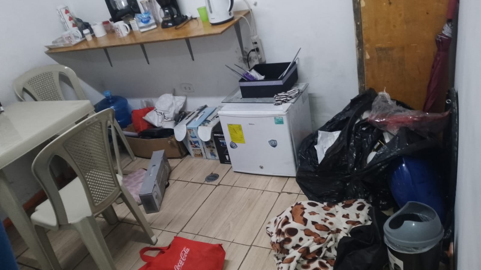 Mujer reconoció objetos robados de su local en una vivienda de Quito y logró recuperarlos