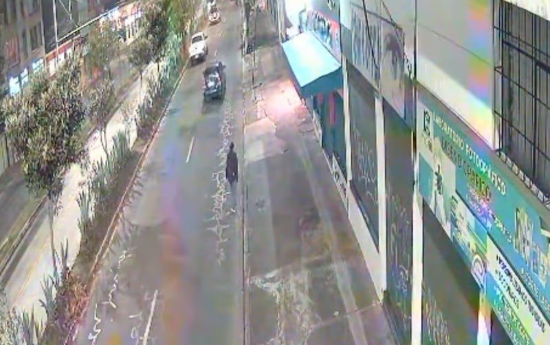 Cámaras captaron el momento en que peatón fue atropellado por un bus en la avenida 10 de Agosto, norte de Quito. Imagen: Captura de Pantalla