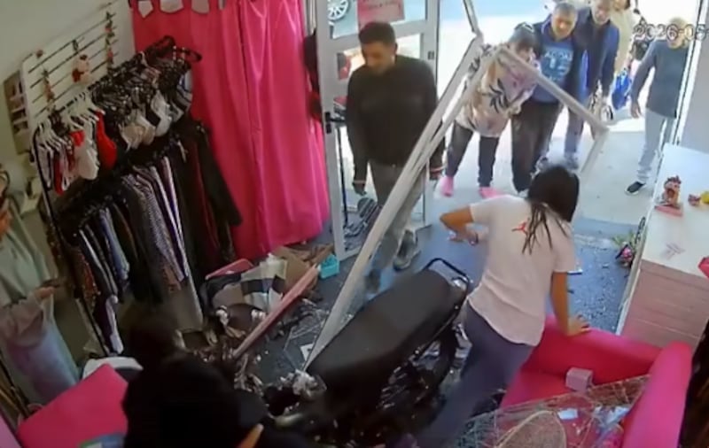 video adolescentes chocaron local de lencería en Argentina
