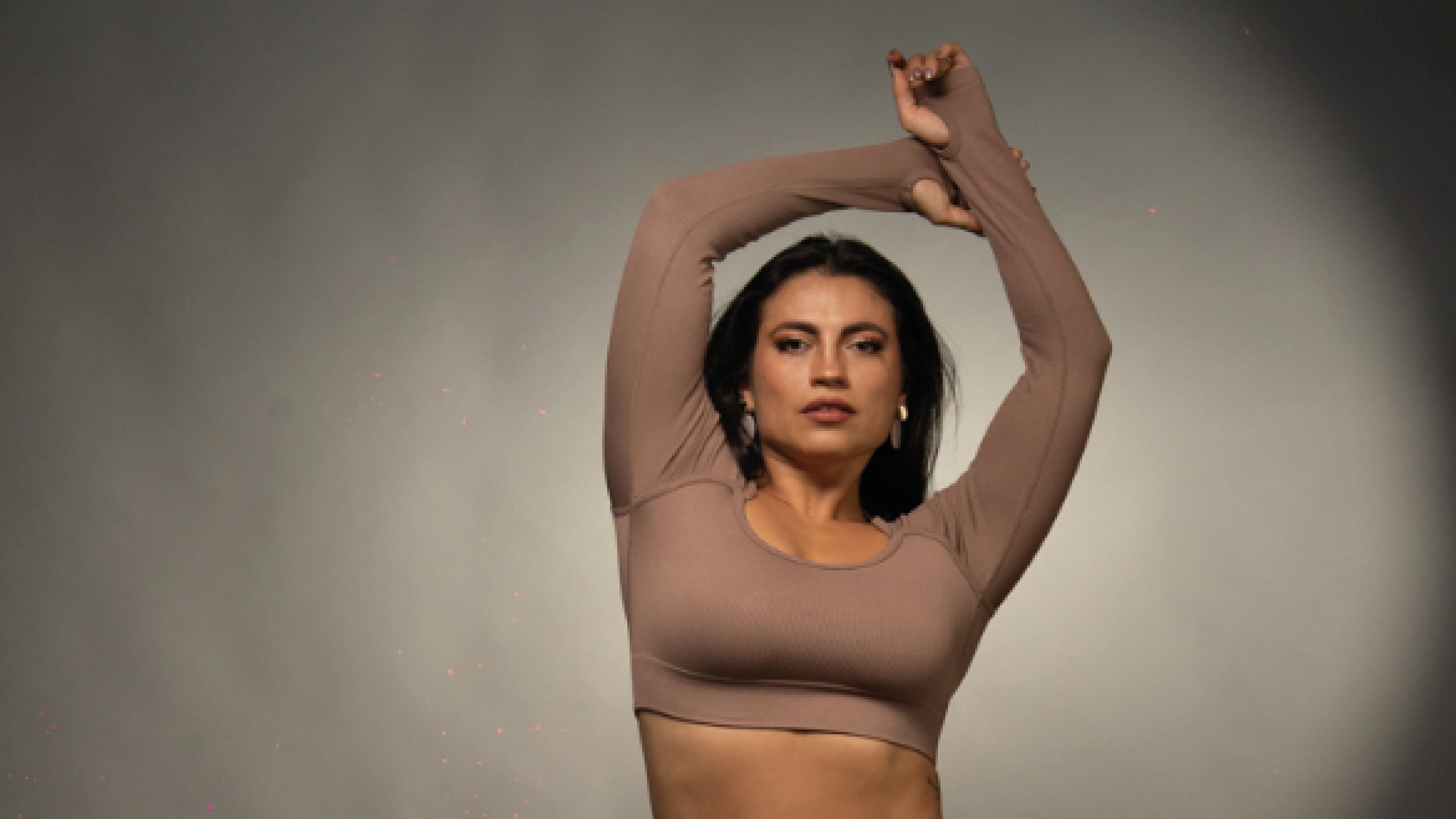 Mujer que entrena a diario