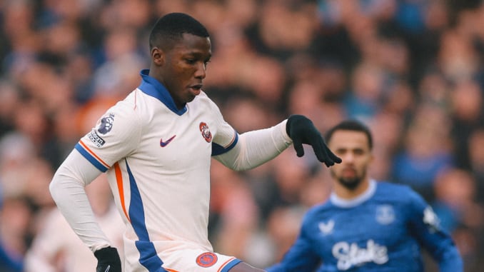 Moisés Caicedo con el Chelsea ante el Everton