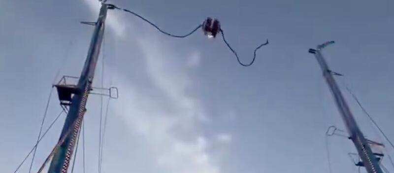 VIDEO: Falla en juego mecánico tipo resortera deja cuatro heridos - Fuente: Video de X