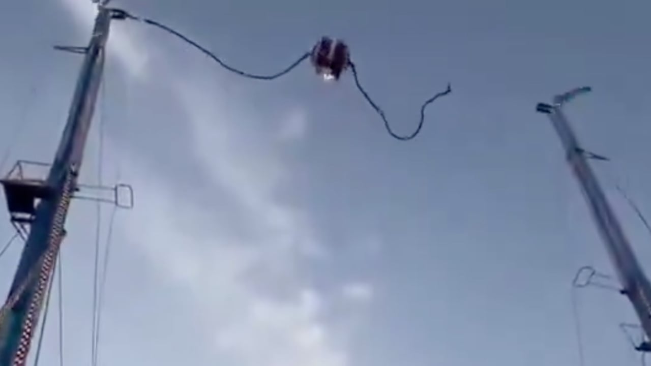 VIDEO: Falla en juego mecánico tipo resortera deja cuatro heridos - Fuente: Video de X