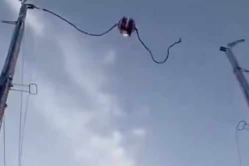 VIDEO: Falla en juego mecánico tipo resortera deja cuatro heridos