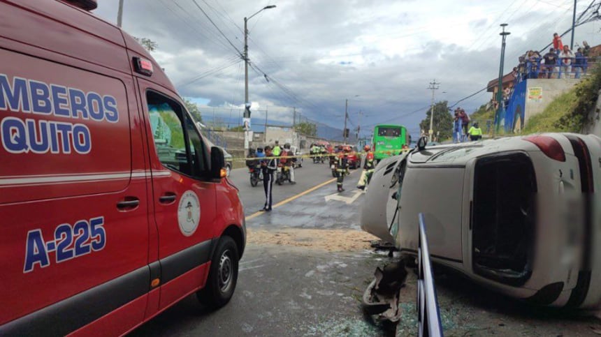 Un vehículo se cayó de un puente en la Loma de Puengasí, en Quito