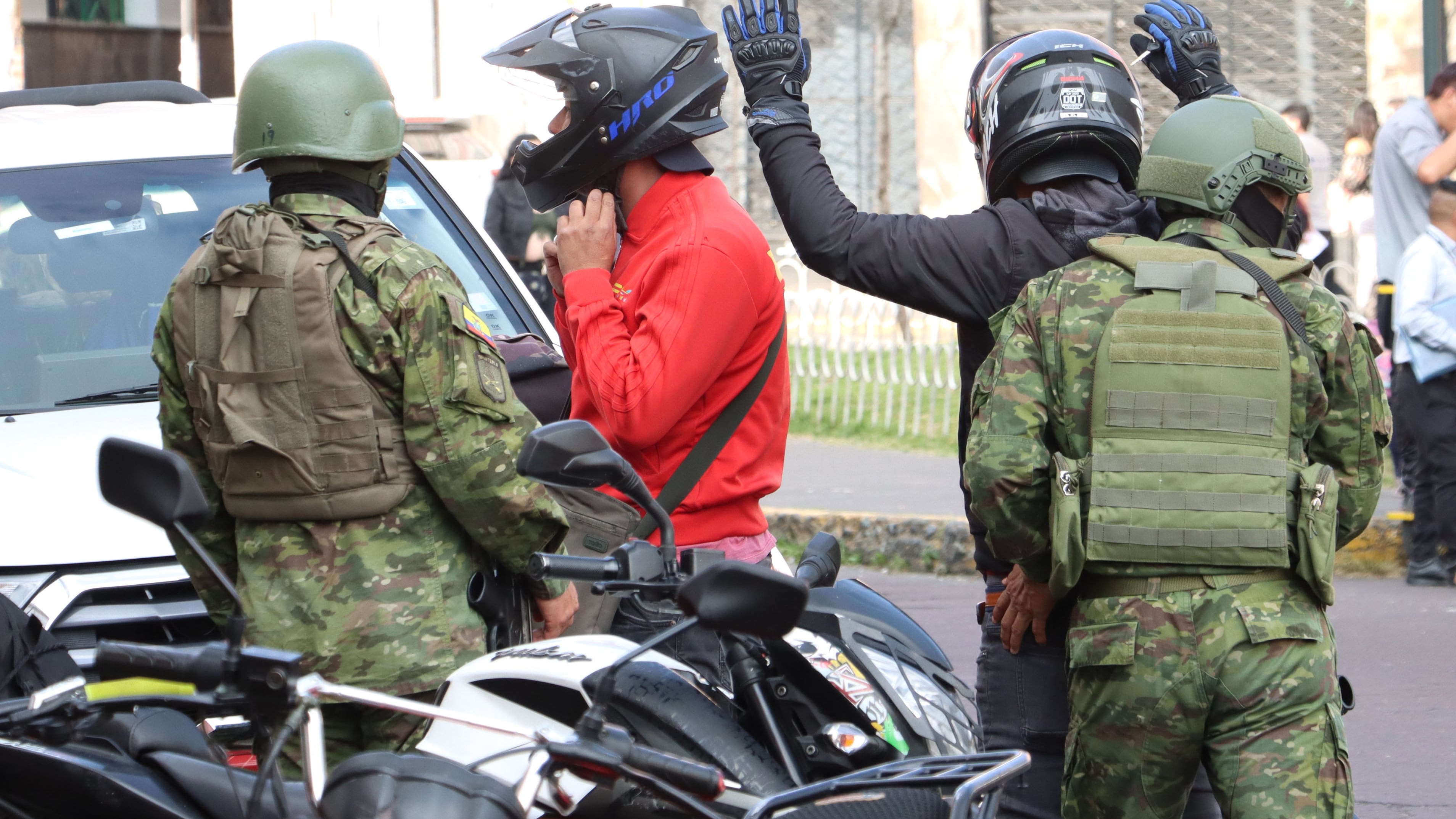 Recorrido de seguridad del equipo de combate de la Primera División de Ejército Shyris, en el sector de la Marín, San Roque, Plaza Grande, Ipiales.