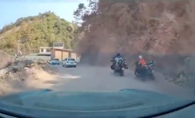 Motociclista cae por barranco en Yunnan; el accidente no dejó lesiones graves.