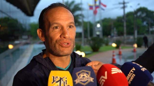 Francisco Egas atendiendo a los medios en la FEF