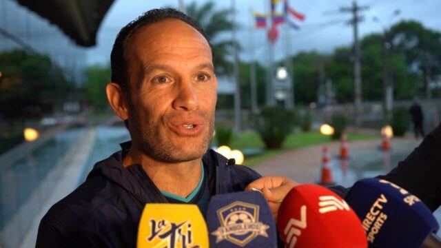 Francisco Egas atendiendo a los medios en la FEF