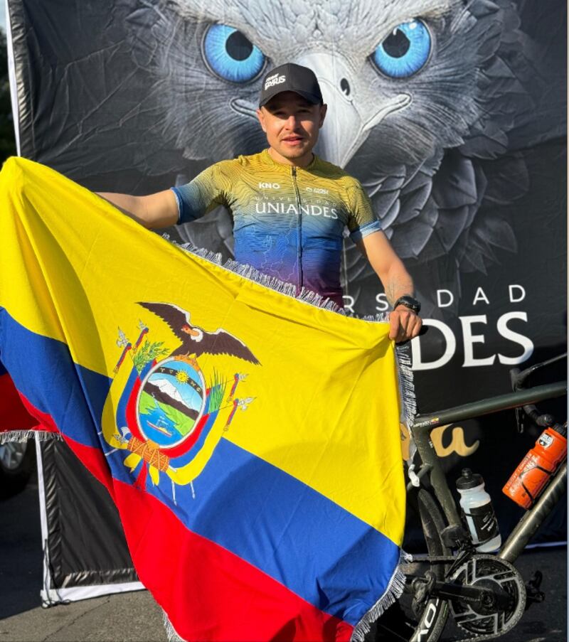 El deportista ecuatoriano muestra la bandera de su país luego de una de sus competencias.