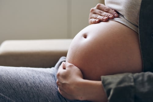 ¿Más días de licencia por maternidad y paternidad? Esto propone nueva ley