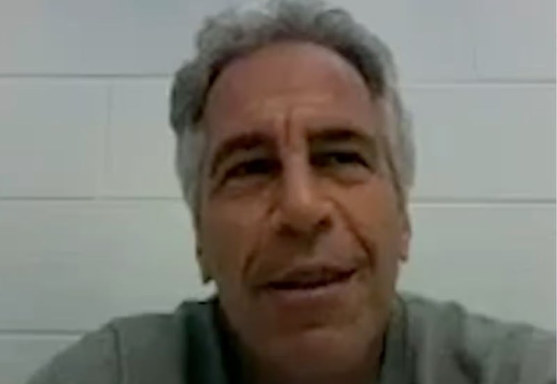 Misterioso ‘prisionero’ pareció ingresar al área de Epstein la noche en que murió, según muestran los archivos. Captura de Pantalla