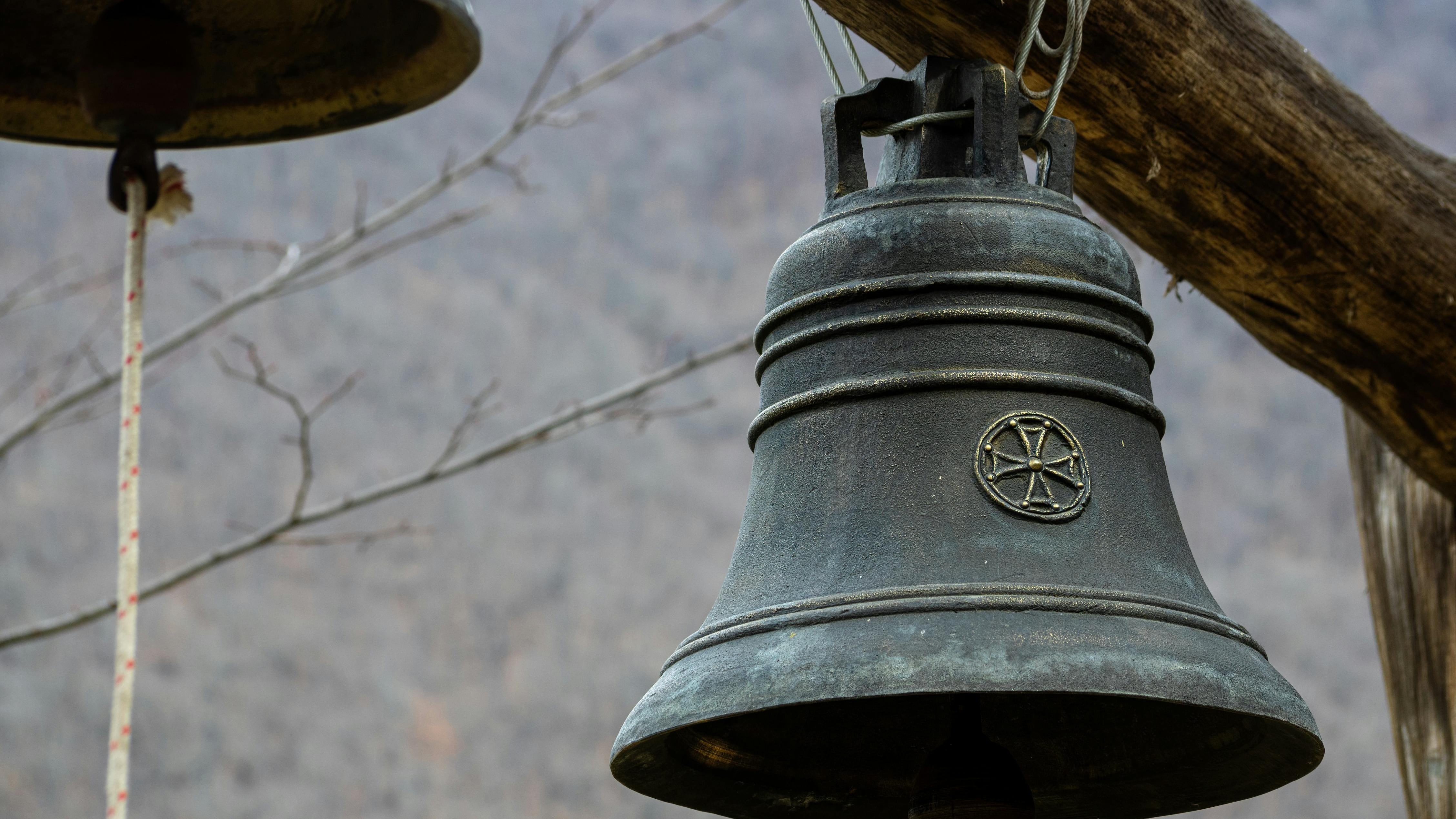 Mujer murió al tocar una campana de una iglesia.