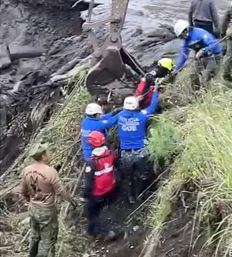 Rescatan tres cuerpos de personas atrapadas tras derrumbe en la vía Riobamba – Macas