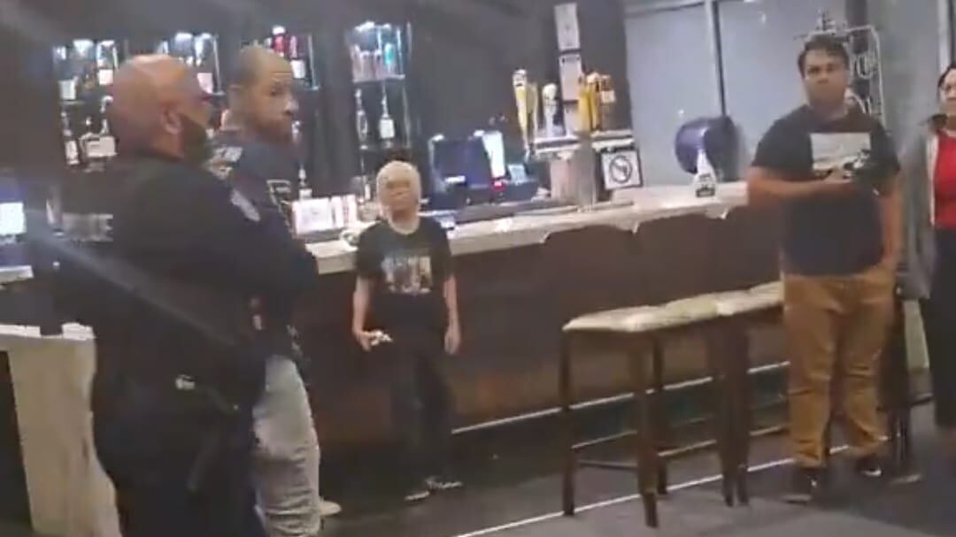 Sujeto arrestado por conducta inapropiada hacia un menor en sala de cine (Captura de Pantalla)