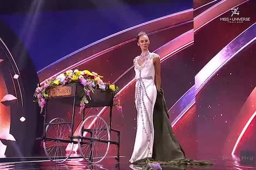 Lo que dijo Miss Gran Bretaña de su aparatosa caída en el desfile de traje típico del Miss Universe 2025