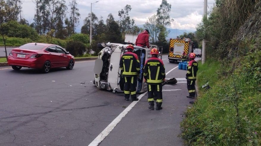 Camión con 54 cilindros de gas se volcó en la Av. Simón Bolívar, en Quito