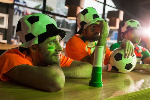 Advierten multas por consumir alcohol en espacios públicos durante festejos del fútbol en Quito