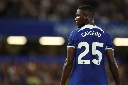 Hinchas del Brighton buscan humillar a Moisés Caicedo previo a su partido ante el Chelsea