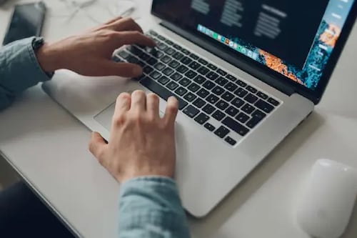 Joven de 20 años habría almacenado más de 450 archivos de abuso sexual infantil en Quito: fue procesado