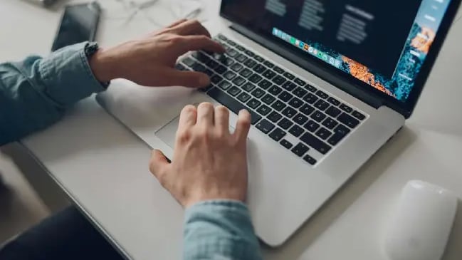 Joven de 20 años habría almacenado más de 450 archivos de abuso sexual infantil en Quito: fue procesado