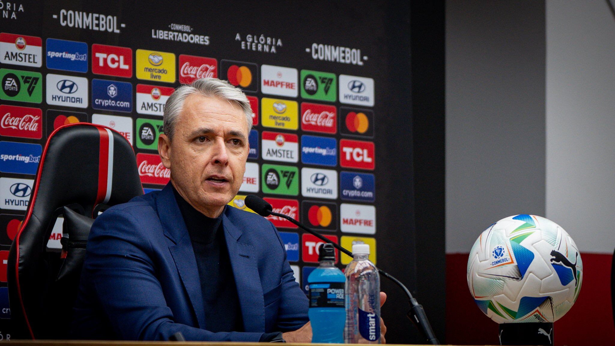 Tiago Nunes lanza facto a clubes brasileños después de su paso a semifinales con Liga de Quito