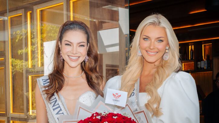 Miss Universo Victoria Kjaer y Miss Universo Ecuador Mara Topic en Ecuador, el 22 de julio de 2025.