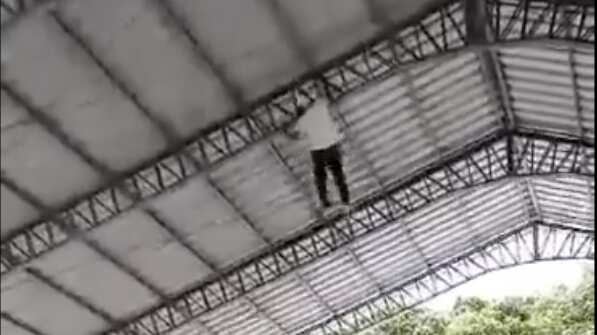 Estudiante terminar con las piernas lesionadas tras caer del techo del patio en su colegio en Guayaquil