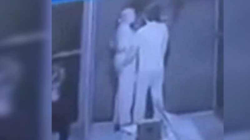 Mujer exhibió supuesta infidelidad de pareja con “su amiga” en su propia casa.