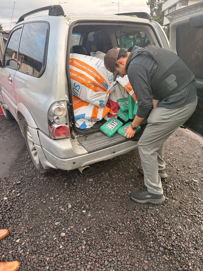 Persecución en Quito dio con sujetos que llevaban cocaína en quintales de harina por la Ruta Viva. Foto: Policía Nacional
