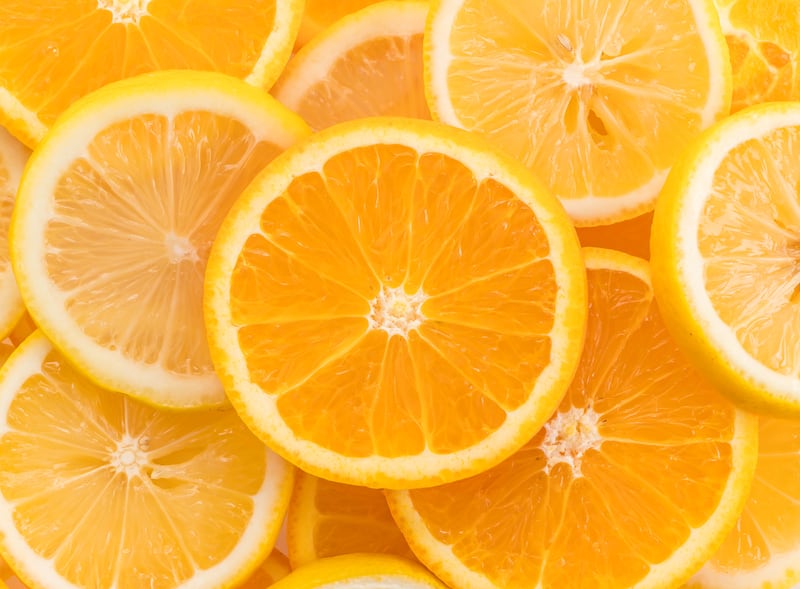 La naranja es buena para el estreñimiento y ayuda a combatir la anemia, entre otros beneficios para la salud que ofrece una de las frutas más consumidas en el mundo. Foto: Freepik.