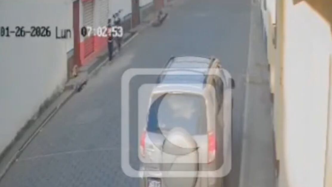 Motociclista pierde la vida tras accidente que por poco alcanza a un estudiante