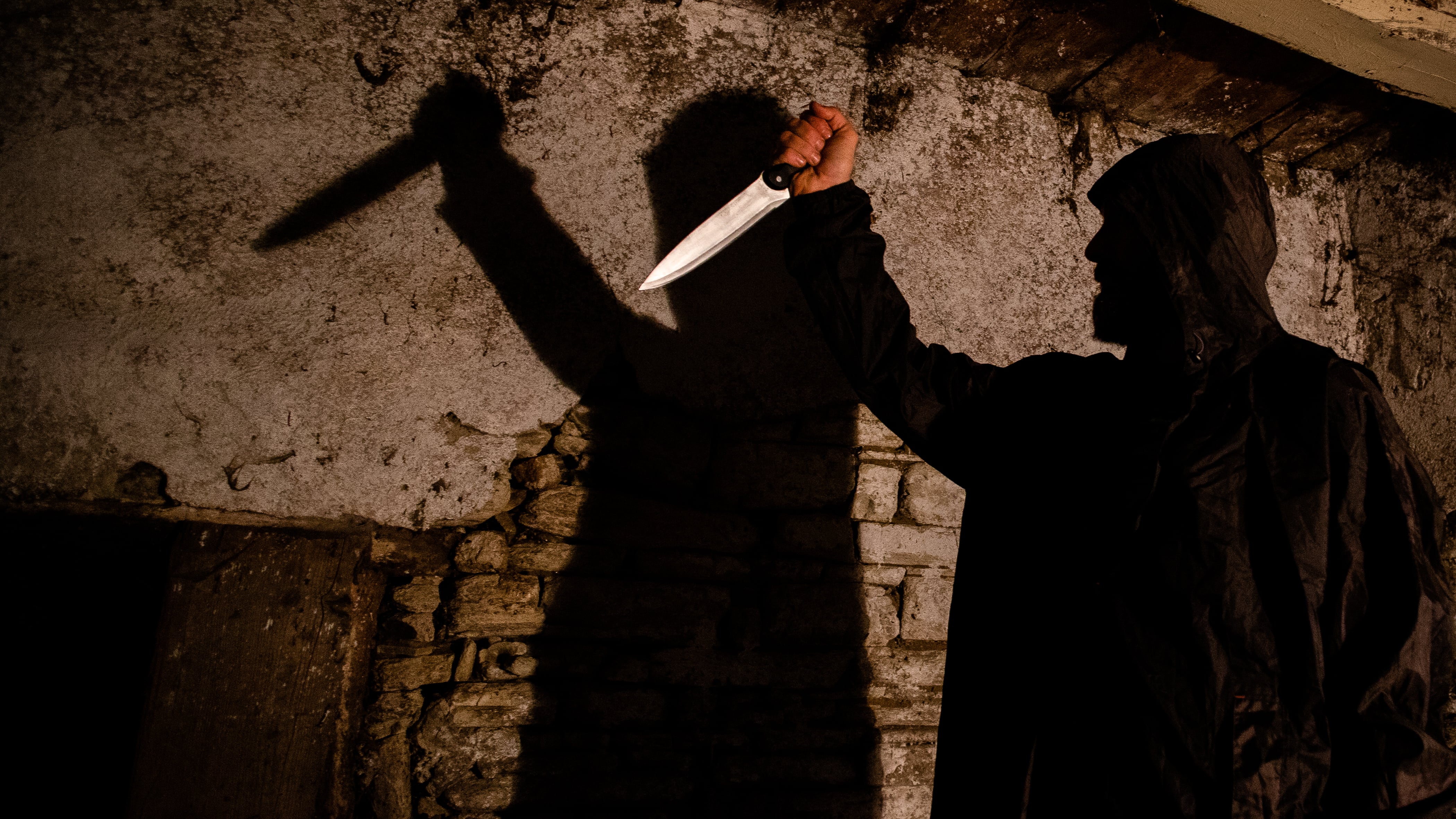 Imagen referencial de un hombre con un puñal