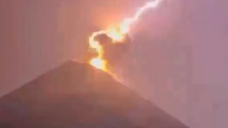 Volcán impactado por rayo
