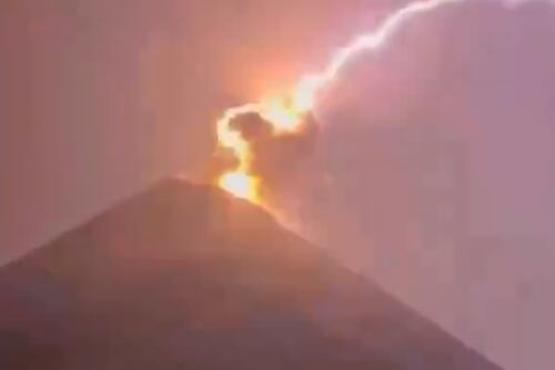 “Como el apocalipsis”: rayo impacta cráter del volcán de Fuego en Guatemala y deja asombrosas postales