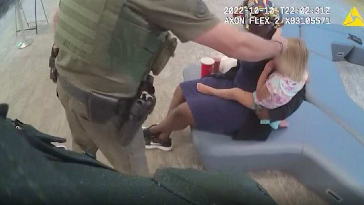 Abuelo olvidó a su nieta cuando devolvió auto alquilado